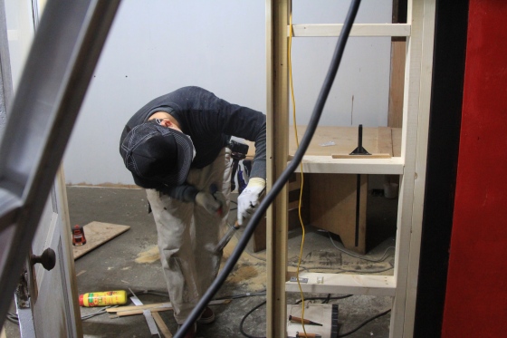 扉取り付け中の細かな調整作業