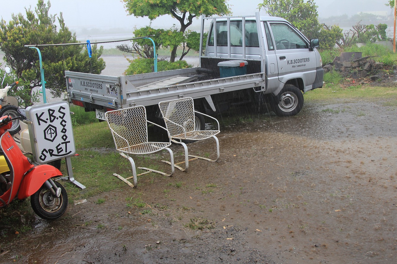 店の外の様子と突然降り始めた雨