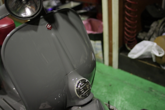良い色で塗られたレストア済みのベスパ50s