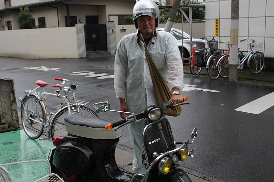 雨の中ベスパを引き取りに来たお客様と車両の写真