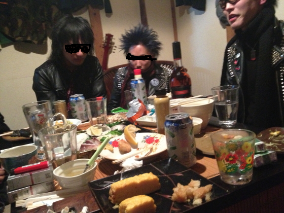 友人宅でヤングなPUNKSたちと酒を囲む年始のひととき