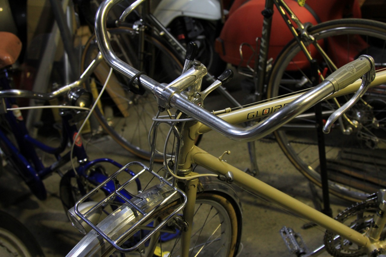 磨き作業中の自転車