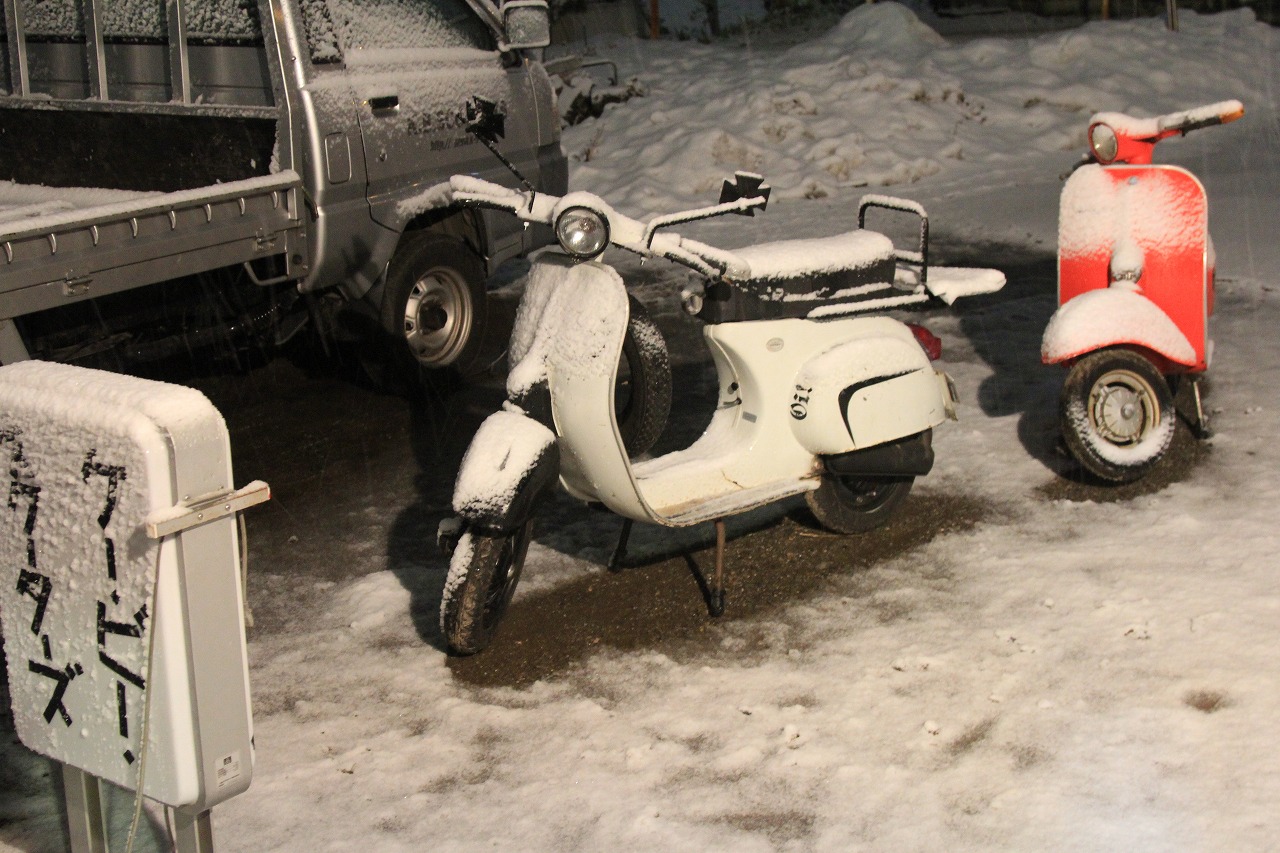 雪が降り始めた店舗前の様子