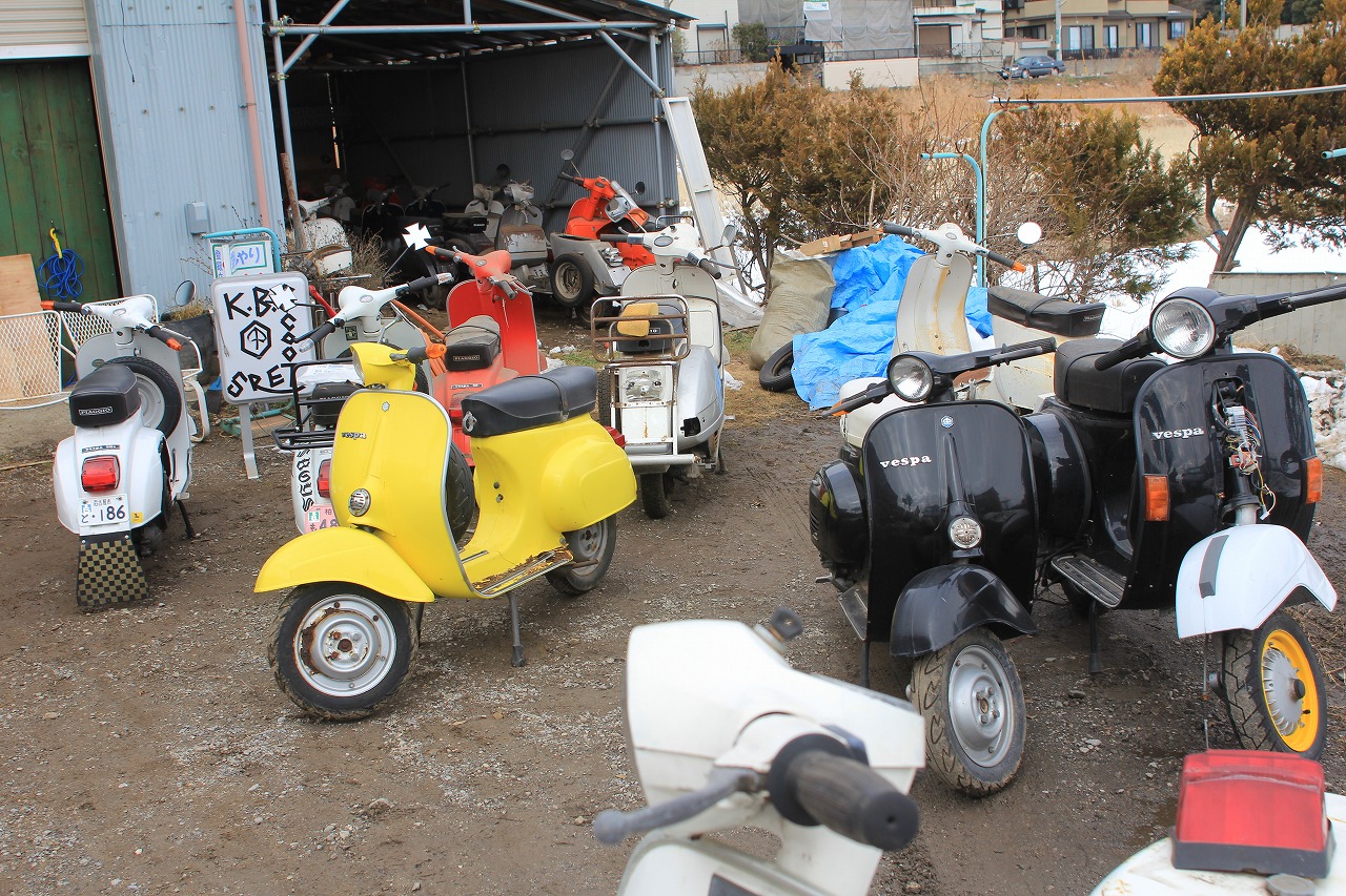 店舗脇から引っ張り出されたベスパたち