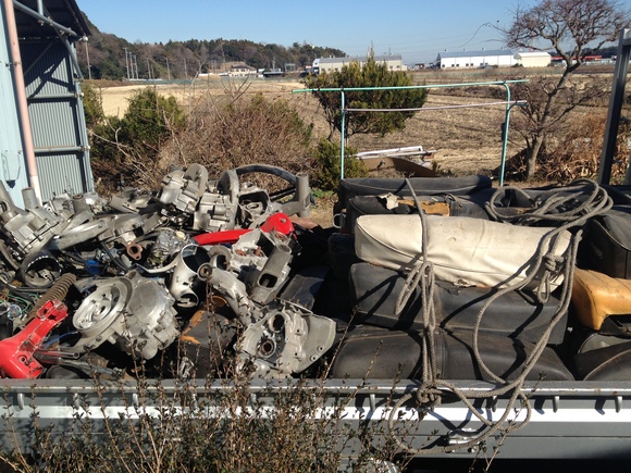 トラックの荷台に積み込まれたシートやクランクケース