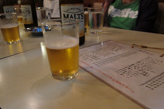 味のある喫茶店でライブ前にお酒を楽しむ様子