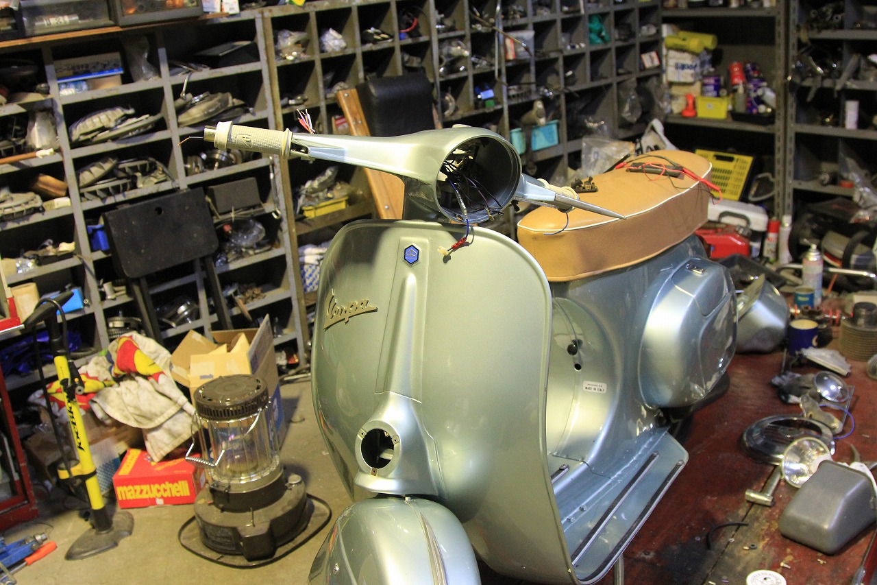 整備中のvespa125ET3の様子