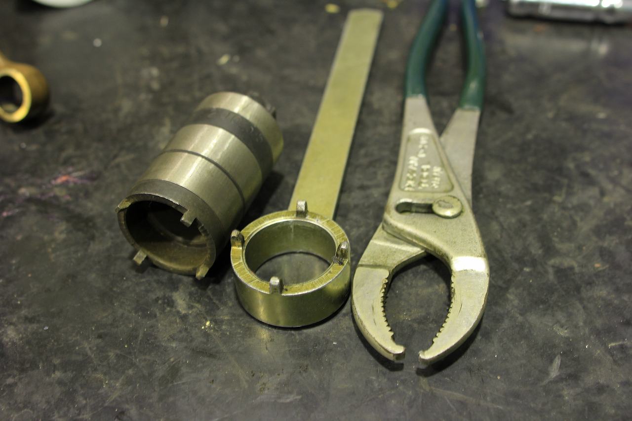 グリスアップ作業に使うベスパ専用工具3種