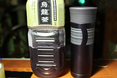 購入したばかりの水筒に冷えたウーロン茶を注いだ様子