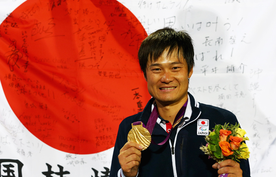 国枝慎吾選手が車いすに乗って来店された様子