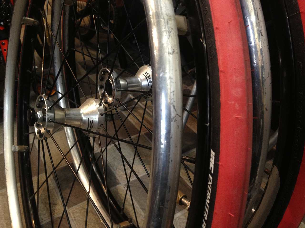 橋輪で車いすのタイヤメンテナンス中の様子