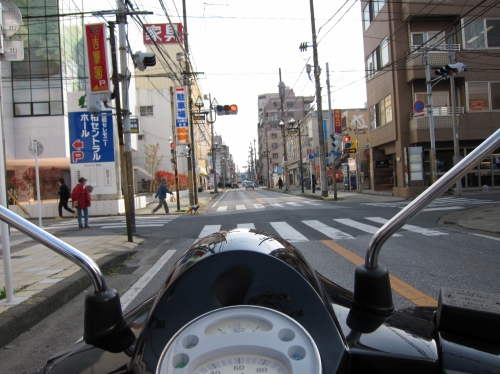 道路を快走するベスパの走行風景