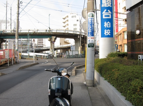 複数台のベスパを整備場に並べた様子