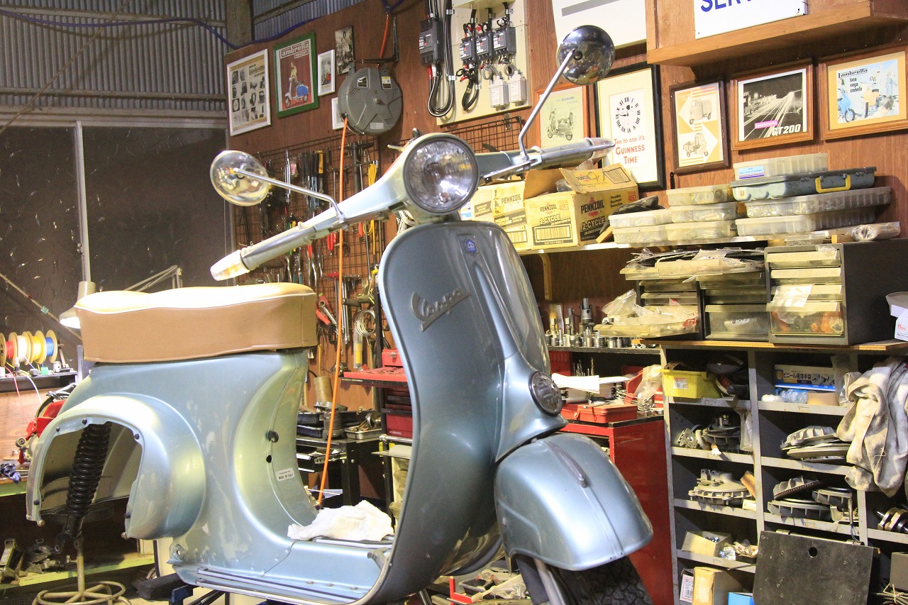 店舗に長らく置かれていた水色メタリックのVespa125ET3