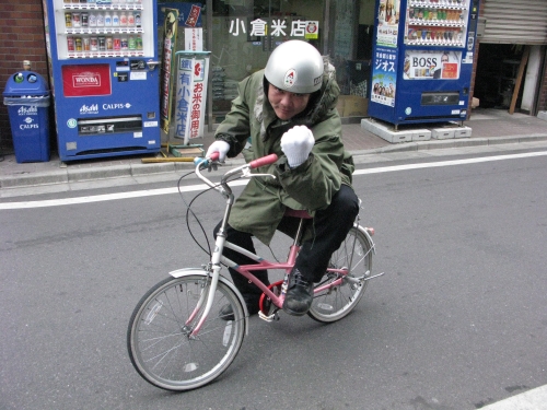 橋輪にてヤンチャな自転車に跨る様子