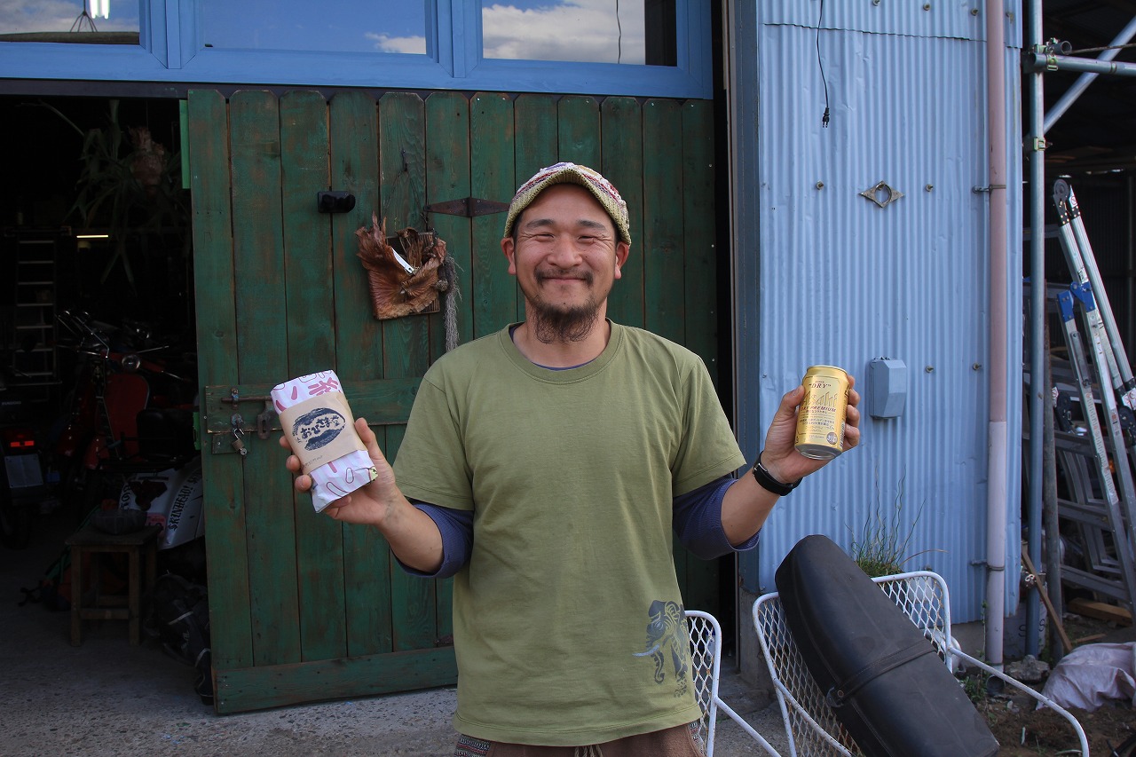 元バンドメンバーのキー坊が来店時の一枚