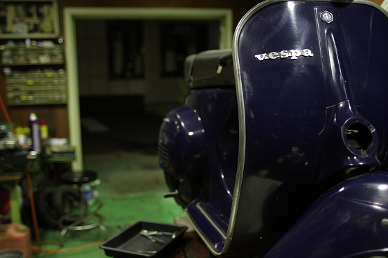 整備中のVespa 50sを試運転後に調整する様子