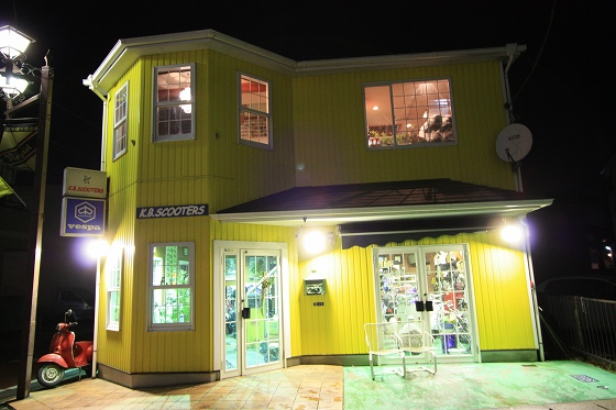 店舗外観の夜景、大掃除完了後の写真