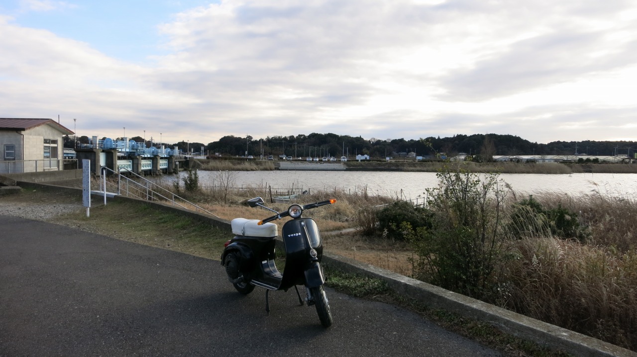 中古車整備中のVespa50sの試運転風景