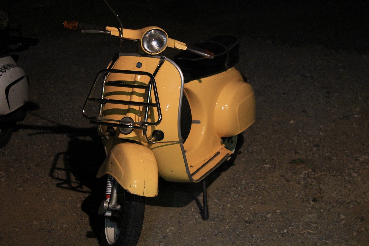 入荷したクリームイエローのvespa100