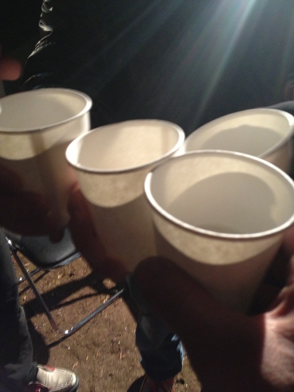 お神酒で乾杯する初詣の様子