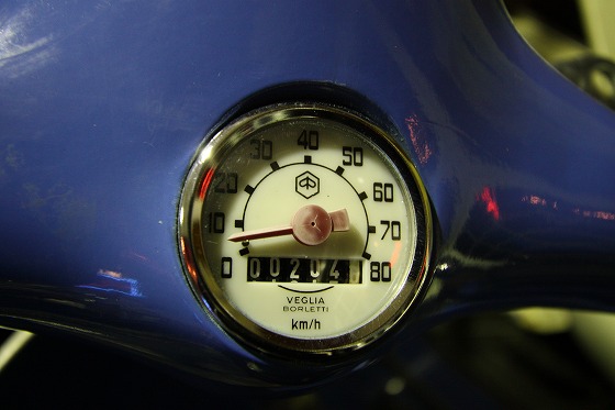 vespa50sの走行距離メーターのクローズアップ