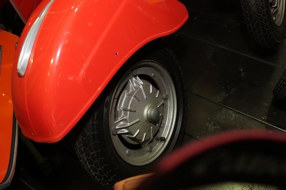 9インチタイヤを装着したVespa 50Rの斜め前方写真