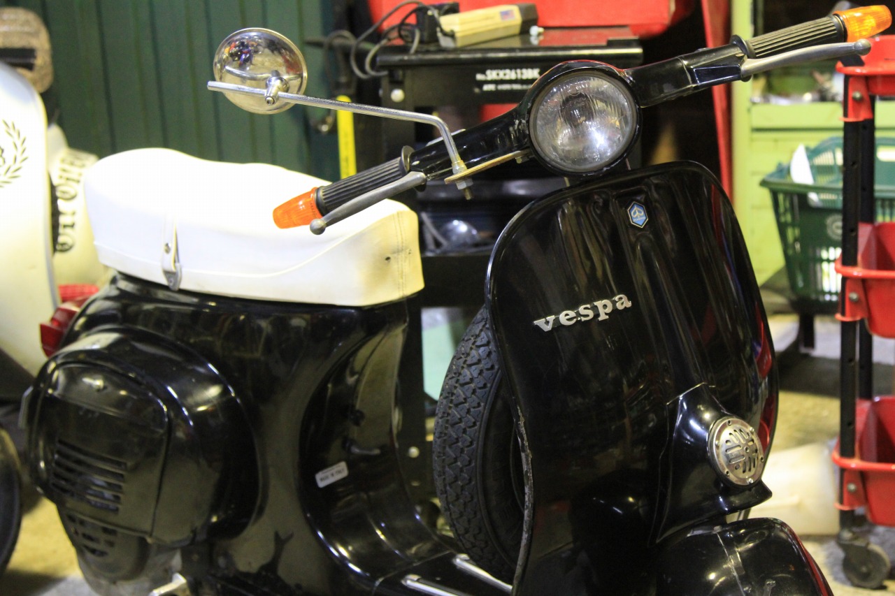 修理が完了したVespa50sと整備風景
