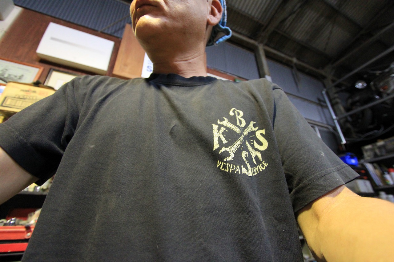 汗まみれになったTシャツと整備現場の様子