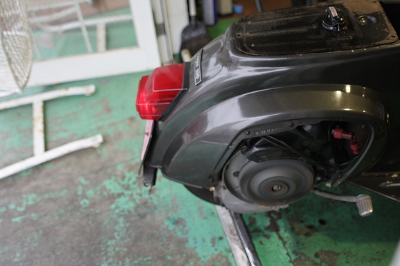 店先でエンジン始動テスト中のvespa100