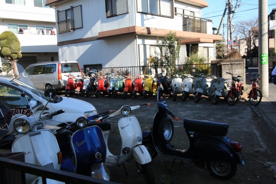 1階のショールームに並ぶベスパをすべて外に出したところ。