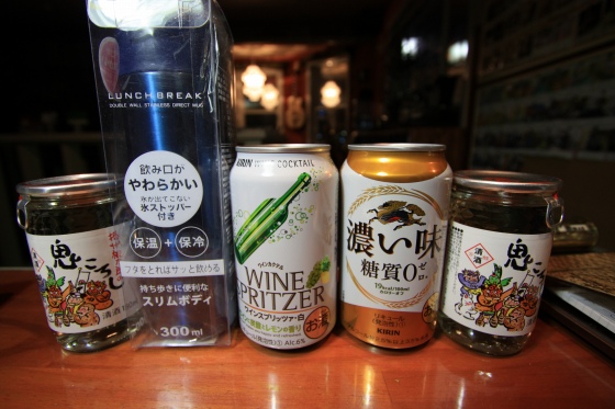 お客様から差し入れていただいた日本酒などの贈り物。
