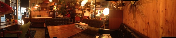 chair-chair店内を写した木目調のインテリアが映えるパノラマ写真