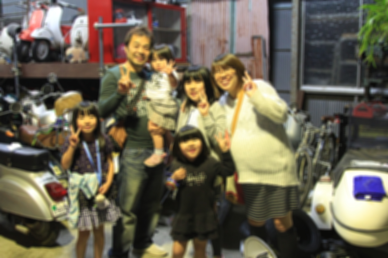 高校の同級生と娘さんたちが来店した様子（ぼかし加工あり）