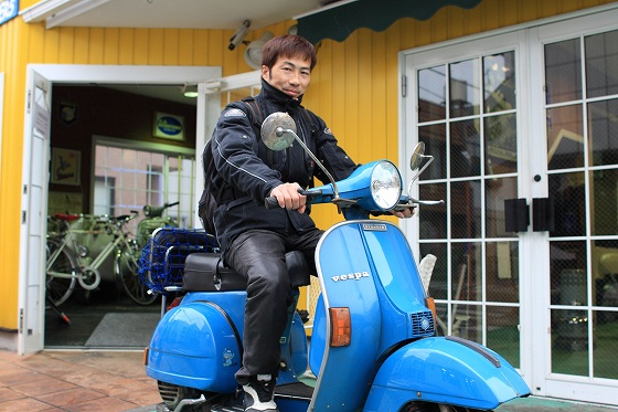 修理を終えたベスパを引き取りに来たお客様