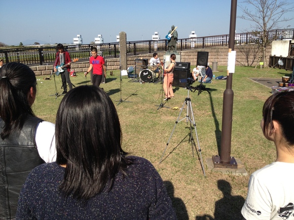 野外ライブで再会したウッドベース担当S君の演奏シーン