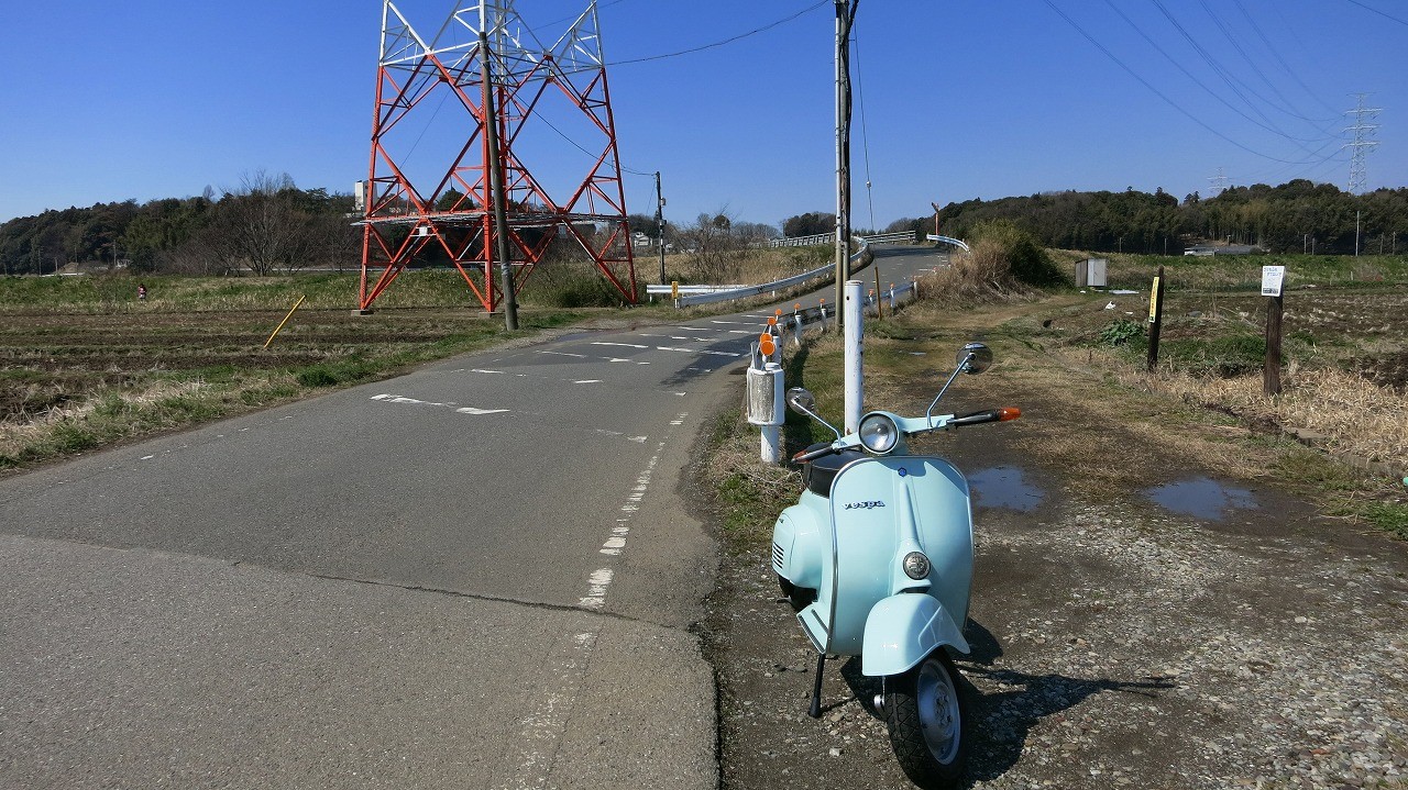試運転中のベスパ100が日差しを浴びて停車している様子