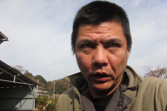 髪が伸びた作業中の自分の後ろ姿