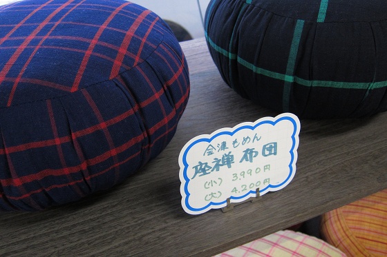 工場で作られた布製品の展示