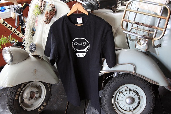 ボルトのイラストが入ったTシャツのフロントデザイン