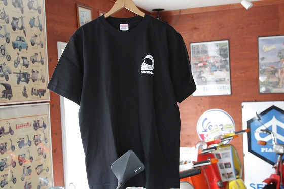 SMASHHEADロゴが正面に入った別デザインのTシャツ