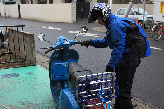 雨の中を出発するアミーゴさんとベスパ