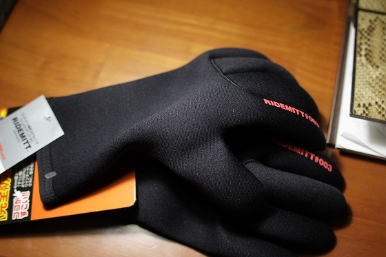 ウェットスーツ素材の新しいレイングローブ