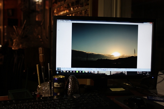 トラブル対応中のPC画面と書類のある作業机