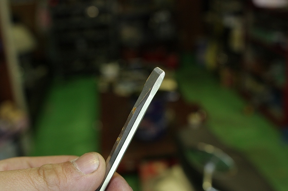 白い粉を削り取るために使う金属製の小さなヘラ