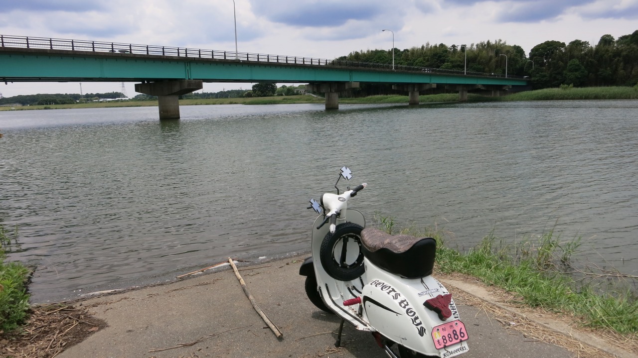 午前中の用足しに走るベスパの走行風景