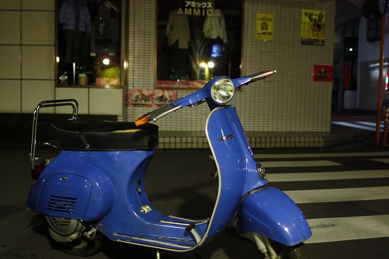 チャイナブルーのvespa50sの車体写真