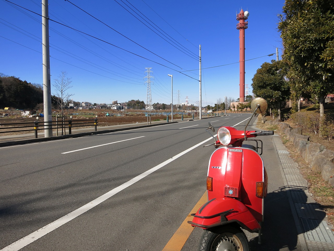 冬の朝に試運転へ出発するP125Xベスパ