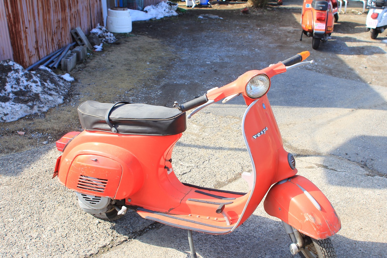 ストックヤードから引き出されたヤレ具合の良いベスパ50R