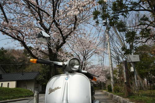 試運転のために出発準備中のベスパと青空